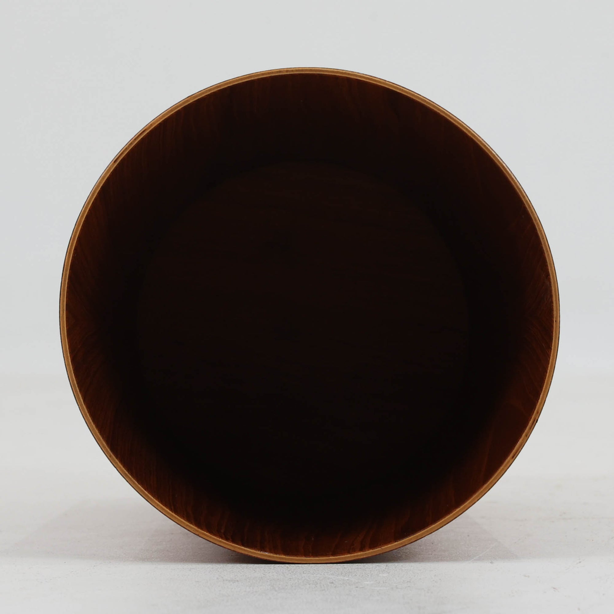 Martin Abergが手掛け、Servexで製作された「Rainbow」シリーズのペーパーバスケットは、緩やかに広がる円筒形フォルムと、木目が連続する美しい成形が印象的な一品です。成形合板ならではのしなやかな曲線と、継ぎ目を感じさせない丁寧な仕上げからは、当時の高い技術力とデザイン性がうかがえます。高さ27cmの程よいサイズ感で、デスク脇やリビング、書斎など場所を選ばず取り入れやすく、日常の中で自然に溶け込みながらも静かな存在感を放ちます。経年により深みを増した表情が、長く使い続けたくなる北欧ビンテージらしい魅力を備えています。