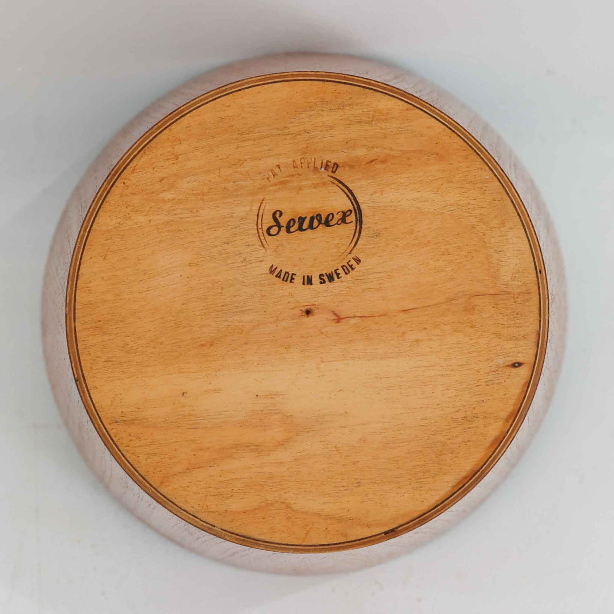 Martin Abergが手掛け、Servexで製作された「Rainbow」シリーズのペーパーバスケットは、緩やかに広がる円筒形フォルムと、木目が連続する美しい成形が印象的な一品です。成形合板ならではのしなやかな曲線と、継ぎ目を感じさせない丁寧な仕上げからは、当時の高い技術力とデザイン性がうかがえます。高さ27cmの程よいサイズ感で、デスク脇やリビング、書斎など場所を選ばず取り入れやすく、日常の中で自然に溶け込みながらも静かな存在感を放ちます。経年により深みを増した表情が、長く使い続けたくなる北欧ビンテージらしい魅力を備えています。