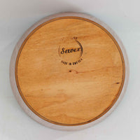 Martin Abergが手掛け、Servexで製作された「Rainbow」シリーズのペーパーバスケットは、緩やかに広がる円筒形フォルムと、木目が連続する美しい成形が印象的な一品です。成形合板ならではのしなやかな曲線と、継ぎ目を感じさせない丁寧な仕上げからは、当時の高い技術力とデザイン性がうかがえます。高さ27cmの程よいサイズ感で、デスク脇やリビング、書斎など場所を選ばず取り入れやすく、日常の中で自然に溶け込みながらも静かな存在感を放ちます。経年により深みを増した表情が、長く使い続けたくなる北欧ビンテージらしい魅力を備えています。