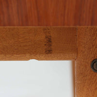 北欧ビンテージらしい機能性と素材の美しさが際立つキッチンキャビネットです。前板には深みのあるチーク材、脚部やフレームにはオーク材が用いられ、落ち着きと軽やかさを併せ持つ佇まいに仕上げられています。上部の引き出しと下部の開き扉収納を備え、カトラリーや食器、リネン類まで整理しやすい構造。幅150cmのゆとりあるサイズ感は収納力に優れ、キッチンやダイニング空間の主役として、経年変化を楽しみながら長く使える北欧ビンテージならではの一台です。