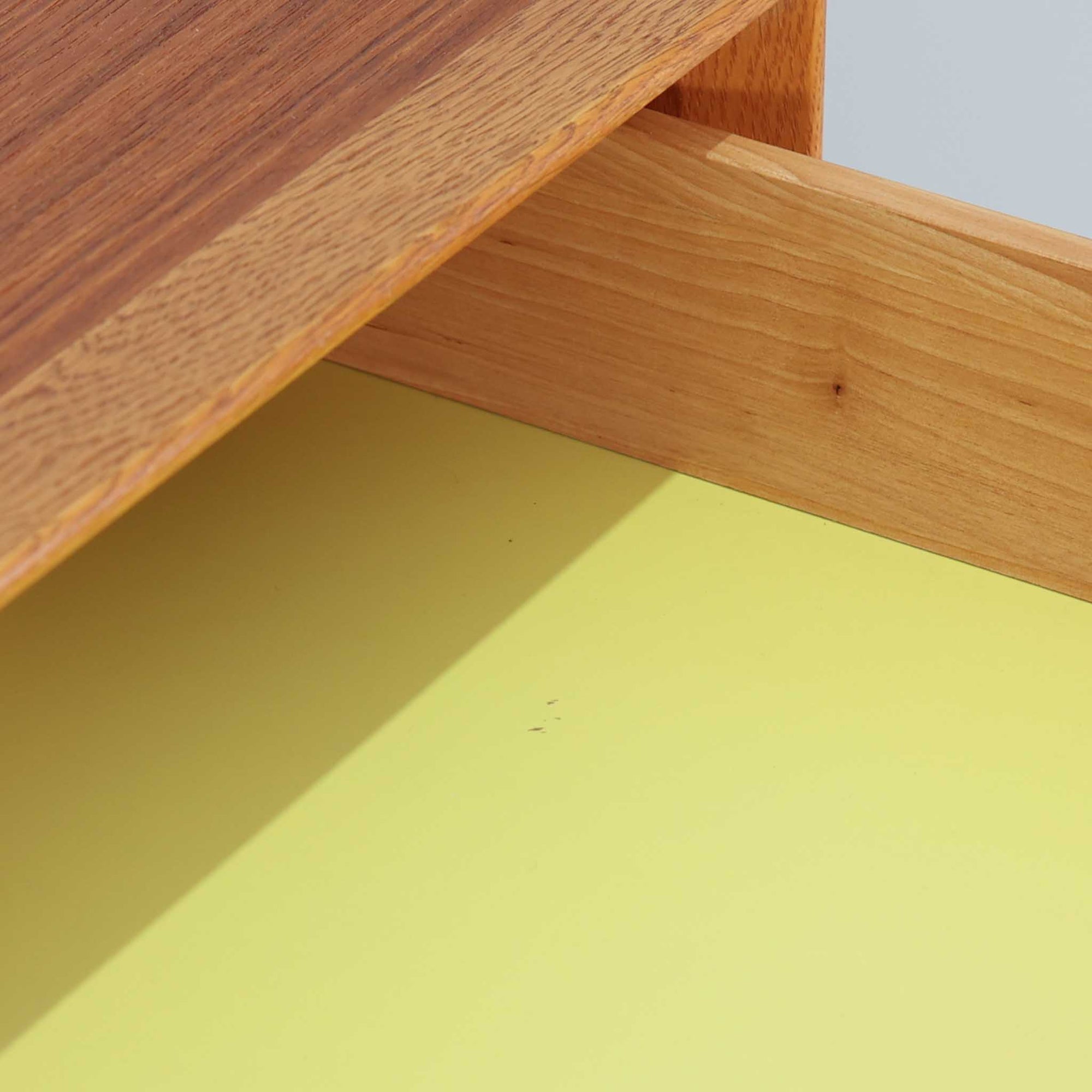 北欧ビンテージらしい機能性と素材の美しさが際立つキッチンキャビネットです。前板には深みのあるチーク材、脚部やフレームにはオーク材が用いられ、落ち着きと軽やかさを併せ持つ佇まいに仕上げられています。上部の引き出しと下部の開き扉収納を備え、カトラリーや食器、リネン類まで整理しやすい構造。幅150cmのゆとりあるサイズ感は収納力に優れ、キッチンやダイニング空間の主役として、経年変化を楽しみながら長く使える北欧ビンテージならではの一台です。