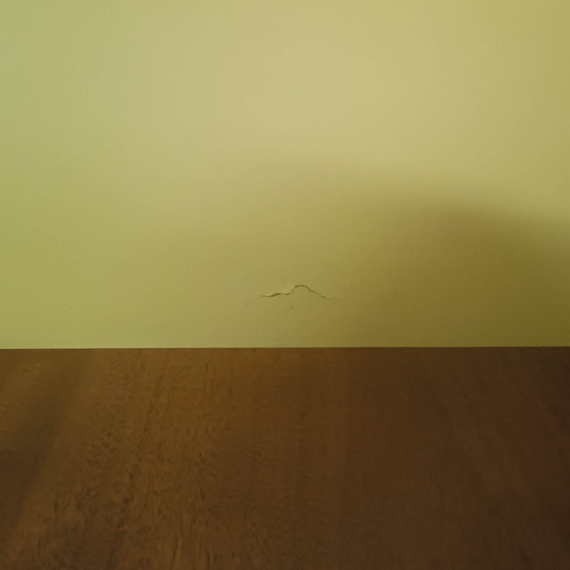 北欧ビンテージらしい機能性と素材の美しさが際立つキッチンキャビネットです。前板には深みのあるチーク材、脚部やフレームにはオーク材が用いられ、落ち着きと軽やかさを併せ持つ佇まいに仕上げられています。上部の引き出しと下部の開き扉収納を備え、カトラリーや食器、リネン類まで整理しやすい構造。幅150cmのゆとりあるサイズ感は収納力に優れ、キッチンやダイニング空間の主役として、経年変化を楽しみながら長く使える北欧ビンテージならではの一台です。