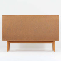 北欧ビンテージらしい機能性と素材の美しさが際立つキッチンキャビネットです。前板には深みのあるチーク材、脚部やフレームにはオーク材が用いられ、落ち着きと軽やかさを併せ持つ佇まいに仕上げられています。上部の引き出しと下部の開き扉収納を備え、カトラリーや食器、リネン類まで整理しやすい構造。幅150cmのゆとりあるサイズ感は収納力に優れ、キッチンやダイニング空間の主役として、経年変化を楽しみながら長く使える北欧ビンテージならではの一台です。