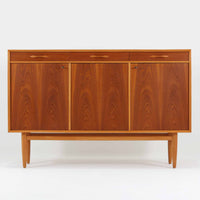 北欧ビンテージらしい機能性と素材の美しさが際立つキッチンキャビネットです。前板には深みのあるチーク材、脚部やフレームにはオーク材が用いられ、落ち着きと軽やかさを併せ持つ佇まいに仕上げられています。上部の引き出しと下部の開き扉収納を備え、カトラリーや食器、リネン類まで整理しやすい構造。幅150cmのゆとりあるサイズ感は収納力に優れ、キッチンやダイニング空間の主役として、経年変化を楽しみながら長く使える北欧ビンテージならではの一台です。