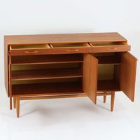 北欧ビンテージらしい機能性と素材の美しさが際立つキッチンキャビネットです。前板には深みのあるチーク材、脚部やフレームにはオーク材が用いられ、落ち着きと軽やかさを併せ持つ佇まいに仕上げられています。上部の引き出しと下部の開き扉収納を備え、カトラリーや食器、リネン類まで整理しやすい構造。幅150cmのゆとりあるサイズ感は収納力に優れ、キッチンやダイニング空間の主役として、経年変化を楽しみながら長く使える北欧ビンテージならではの一台です。