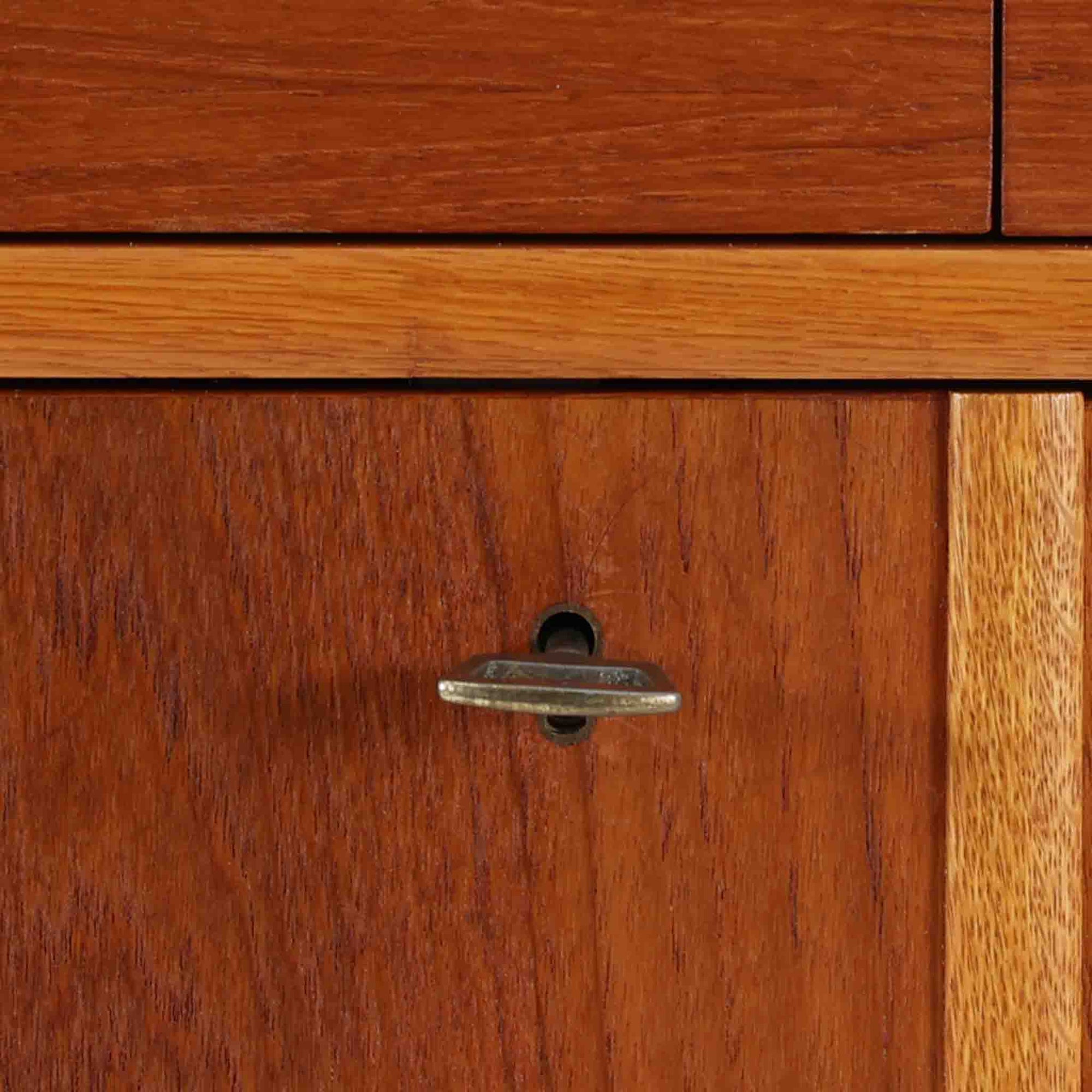 北欧ビンテージらしい機能性と素材の美しさが際立つキッチンキャビネットです。前板には深みのあるチーク材、脚部やフレームにはオーク材が用いられ、落ち着きと軽やかさを併せ持つ佇まいに仕上げられています。上部の引き出しと下部の開き扉収納を備え、カトラリーや食器、リネン類まで整理しやすい構造。幅150cmのゆとりあるサイズ感は収納力に優れ、キッチンやダイニング空間の主役として、経年変化を楽しみながら長く使える北欧ビンテージならではの一台です。