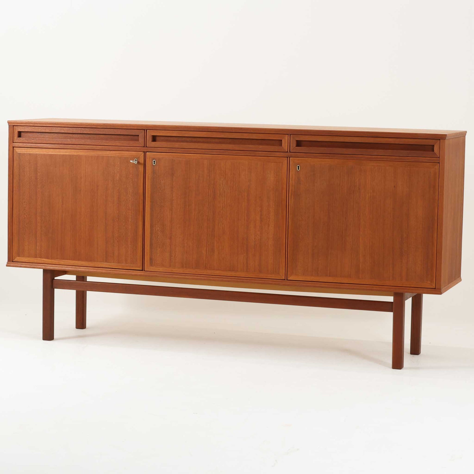 スウェーデン製のキッチンキャビネットです。美しいチーク材を使用し、幅181cmのゆとりあるサイズが空間に重厚感をもたらします。上部には浅めの引き出しを3杯、下部には扉収納を備え、内部には棚板が設けられており食器やカトラリー、リネン類まで整理しやすい実用的な構成。細身の脚部と幕板のラインが全体を軽やかに引き締め、直線的で端正な佇まいが北欧らしい機能美を感じさせます。経年により深みを増した木肌が、ビンテージならではの味わいを引き立てる一台です。