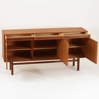 スウェーデン製のキッチンキャビネットです。美しいチーク材を使用し、幅181cmのゆとりあるサイズが空間に重厚感をもたらします。上部には浅めの引き出しを3杯、下部には扉収納を備え、内部には棚板が設けられており食器やカトラリー、リネン類まで整理しやすい実用的な構成。細身の脚部と幕板のラインが全体を軽やかに引き締め、直線的で端正な佇まいが北欧らしい機能美を感じさせます。経年により深みを増した木肌が、ビンテージならではの味わいを引き立てる一台です。