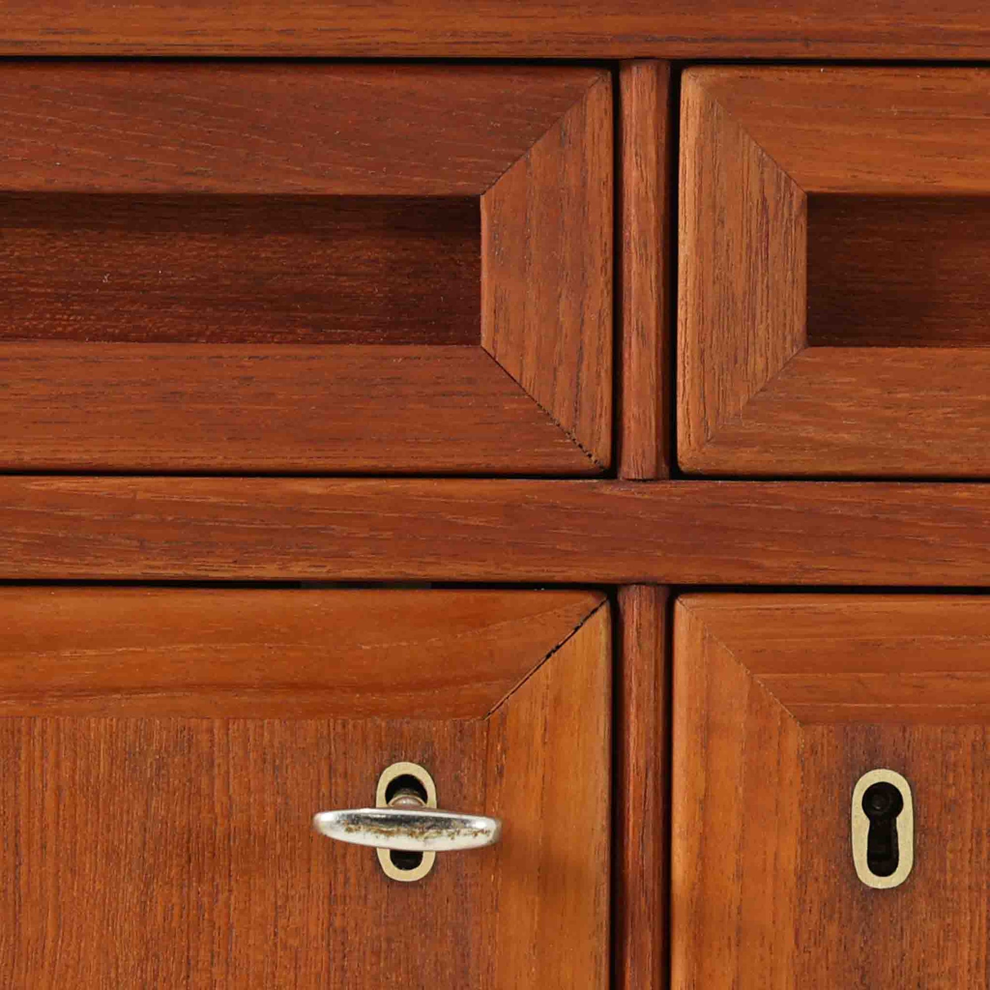 スウェーデン製のキッチンキャビネットです。美しいチーク材を使用し、幅181cmのゆとりあるサイズが空間に重厚感をもたらします。上部には浅めの引き出しを3杯、下部には扉収納を備え、内部には棚板が設けられており食器やカトラリー、リネン類まで整理しやすい実用的な構成。細身の脚部と幕板のラインが全体を軽やかに引き締め、直線的で端正な佇まいが北欧らしい機能美を感じさせます。経年により深みを増した木肌が、ビンテージならではの味わいを引き立てる一台です。