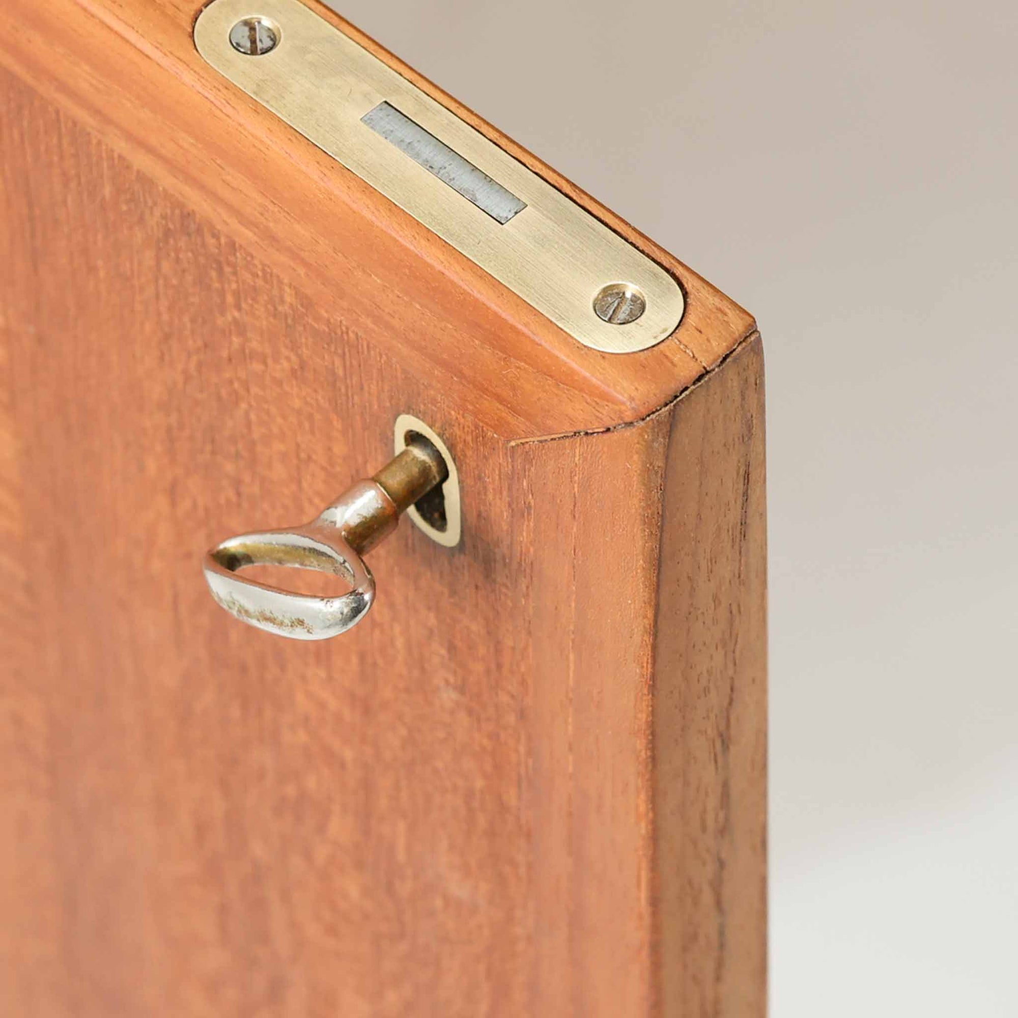 スウェーデン製のキッチンキャビネットです。美しいチーク材を使用し、幅181cmのゆとりあるサイズが空間に重厚感をもたらします。上部には浅めの引き出しを3杯、下部には扉収納を備え、内部には棚板が設けられており食器やカトラリー、リネン類まで整理しやすい実用的な構成。細身の脚部と幕板のラインが全体を軽やかに引き締め、直線的で端正な佇まいが北欧らしい機能美を感じさせます。経年により深みを増した木肌が、ビンテージならではの味わいを引き立てる一台です。