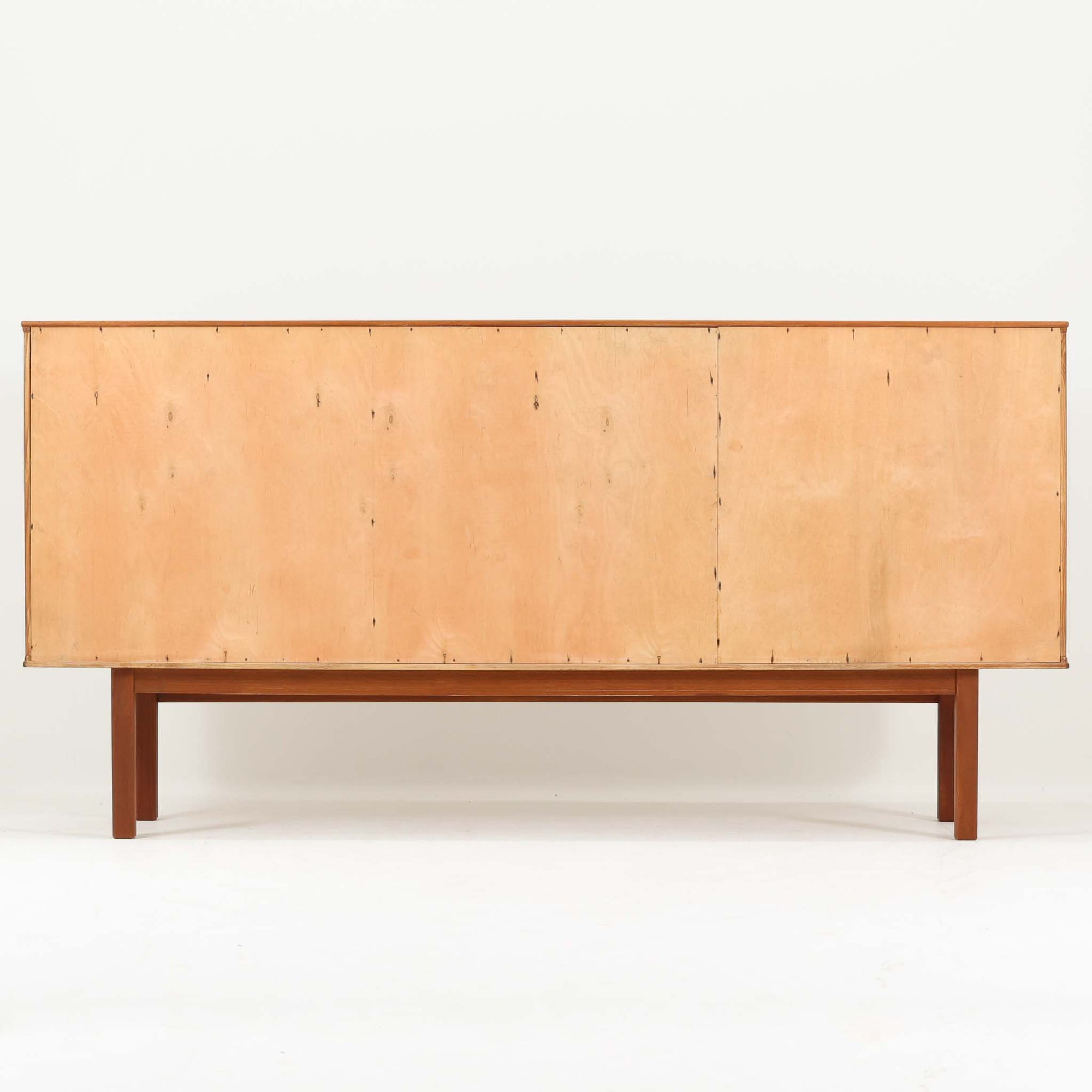 スウェーデン製のキッチンキャビネットです。美しいチーク材を使用し、幅181cmのゆとりあるサイズが空間に重厚感をもたらします。上部には浅めの引き出しを3杯、下部には扉収納を備え、内部には棚板が設けられており食器やカトラリー、リネン類まで整理しやすい実用的な構成。細身の脚部と幕板のラインが全体を軽やかに引き締め、直線的で端正な佇まいが北欧らしい機能美を感じさせます。経年により深みを増した木肌が、ビンテージならではの味わいを引き立てる一台です。