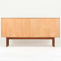 スウェーデン製のキッチンキャビネットです。美しいチーク材を使用し、幅181cmのゆとりあるサイズが空間に重厚感をもたらします。上部には浅めの引き出しを3杯、下部には扉収納を備え、内部には棚板が設けられており食器やカトラリー、リネン類まで整理しやすい実用的な構成。細身の脚部と幕板のラインが全体を軽やかに引き締め、直線的で端正な佇まいが北欧らしい機能美を感じさせます。経年により深みを増した木肌が、ビンテージならではの味わいを引き立てる一台です。