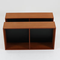 Nils Jonssonがデザインし、Hugo Troedsより発表されたモデルDomi 13のディスプレイシェルフです。チーク材の美しい木目と温かみのある色合いが空間に上質な北欧らしさをもたらします。上段・中段・下段のセクション構造で、それぞれを分けて使用できる柔軟な設計も魅力。下段は右側に引き出し、左側に高さ調整可能な棚を備え、実用性にも優れています。削り出しの取っ手や端正なフレームラインに職人技が感じられ、経年により深みを増した風合いがビンテージならではの存在感を放つ一品です。