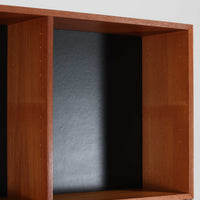 Nils Jonssonがデザインし、Hugo Troedsより発表されたモデルDomi 13のディスプレイシェルフです。チーク材の美しい木目と温かみのある色合いが空間に上質な北欧らしさをもたらします。上段・中段・下段のセクション構造で、それぞれを分けて使用できる柔軟な設計も魅力。下段は右側に引き出し、左側に高さ調整可能な棚を備え、実用性にも優れています。削り出しの取っ手や端正なフレームラインに職人技が感じられ、経年により深みを増した風合いがビンテージならではの存在感を放つ一品です。