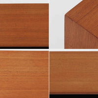 Nils Jonssonがデザインし、Hugo Troedsより発表されたモデルDomi 13のディスプレイシェルフです。チーク材の美しい木目と温かみのある色合いが空間に上質な北欧らしさをもたらします。上段・中段・下段のセクション構造で、それぞれを分けて使用できる柔軟な設計も魅力。下段は右側に引き出し、左側に高さ調整可能な棚を備え、実用性にも優れています。削り出しの取っ手や端正なフレームラインに職人技が感じられ、経年により深みを増した風合いがビンテージならではの存在感を放つ一品です。