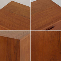 Nils Jonssonがデザインし、Hugo Troedsより発表されたモデルDomi 13のディスプレイシェルフです。チーク材の美しい木目と温かみのある色合いが空間に上質な北欧らしさをもたらします。上段・中段・下段のセクション構造で、それぞれを分けて使用できる柔軟な設計も魅力。下段は右側に引き出し、左側に高さ調整可能な棚を備え、実用性にも優れています。削り出しの取っ手や端正なフレームラインに職人技が感じられ、経年により深みを増した風合いがビンテージならではの存在感を放つ一品です。