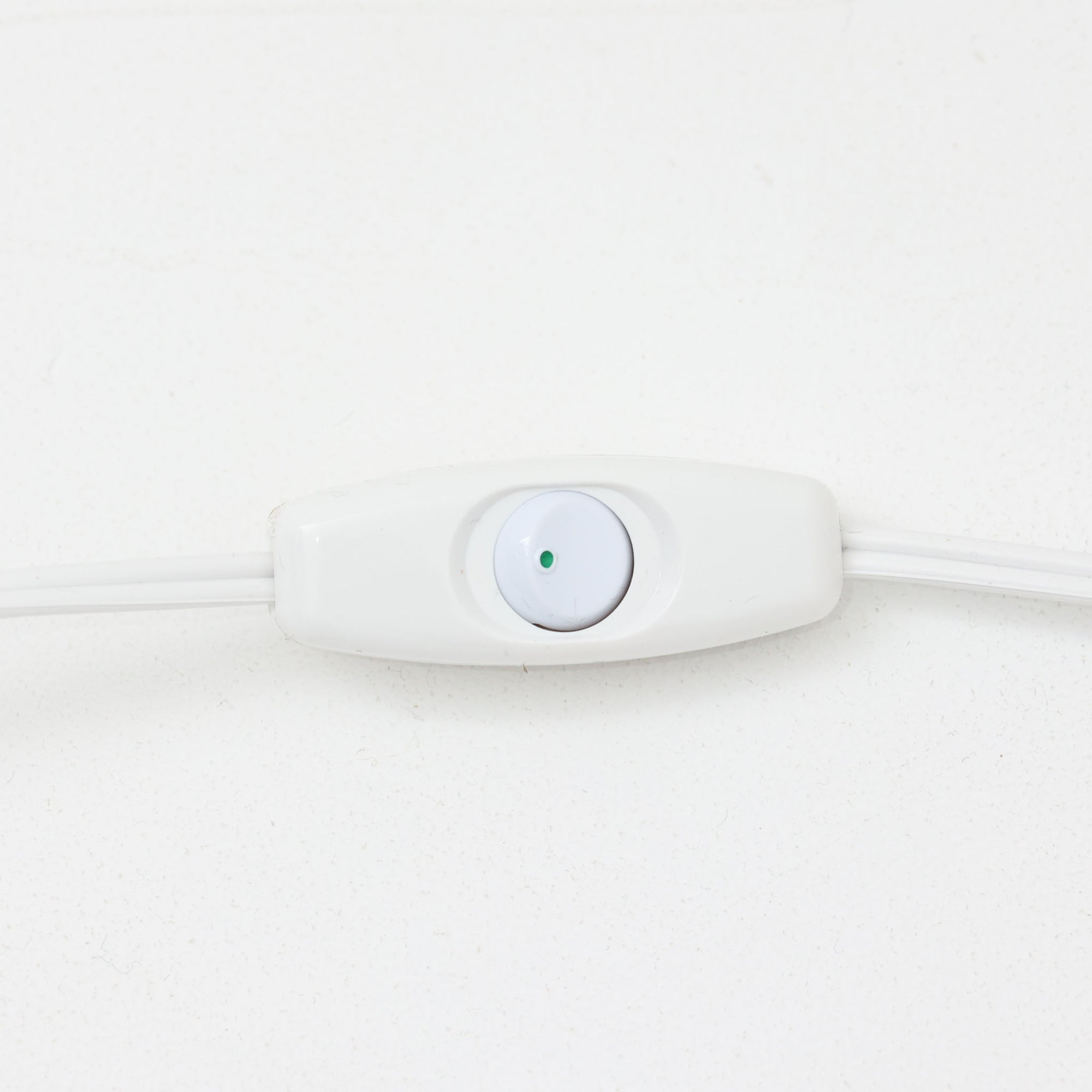 Rigmor Nielsenがデザインし、Soholm Keramikが製作したテーブルランプです。高さ29cmの扱いやすいサイズに、深みのあるネイビーブルーの陶磁器ベースとやわらかなリネンシェードを組み合わせた、北欧らしい静かな存在感が魅力。ベース下部には幾何学的な白いライン文様がぐるりと施され、ミッドセンチュリーらしいリズム感ある意匠が空間のアクセントになります。点灯時にはシェード越しの穏やかな光が陶器のマットな質感と深い青色を引き立て、チェストやベッドサイド、デスク脇にも心地よい温もりを演出。希少なRigmor Nielsen作品ならではの芸術性とビンテージの味わいを楽しめる一台です。