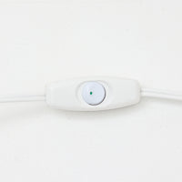 Rigmor Nielsenがデザインし、Soholm Keramikが製作したテーブルランプです。高さ29cmの扱いやすいサイズに、深みのあるネイビーブルーの陶磁器ベースとやわらかなリネンシェードを組み合わせた、北欧らしい静かな存在感が魅力。ベース下部には幾何学的な白いライン文様がぐるりと施され、ミッドセンチュリーらしいリズム感ある意匠が空間のアクセントになります。点灯時にはシェード越しの穏やかな光が陶器のマットな質感と深い青色を引き立て、チェストやベッドサイド、デスク脇にも心地よい温もりを演出。希少なRigmor Nielsen作品ならではの芸術性とビンテージの味わいを楽しめる一台です。