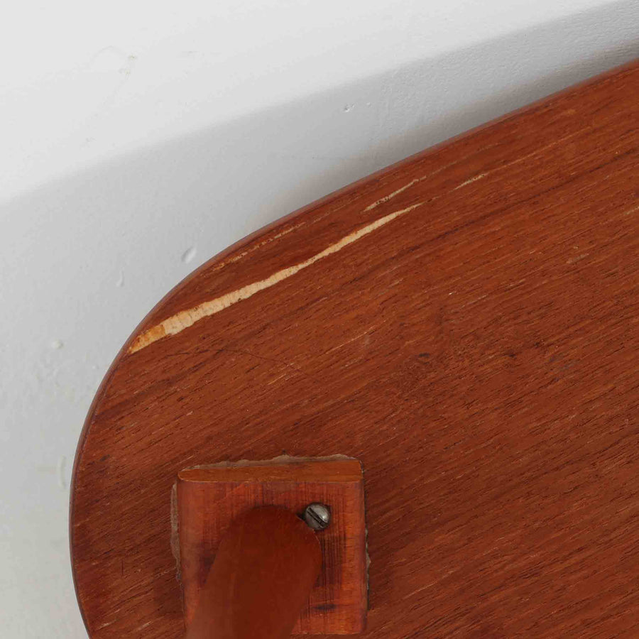 デンマーク製のチーク材サイドテーブルです。三角形に近い柔らかな曲線を描く天板と、すらりと伸びた3本脚が印象的なデザインで、ミッドセンチュリーらしい軽快な佇まいが魅力です。職人による丁寧な削り出しが際立ち、チーク材特有の深みある色合いと滑らかな手触りが楽しめます。コンパクトながら存在感があり、ソファ横やベッドサイドの小物置きとしても最適な一台です。