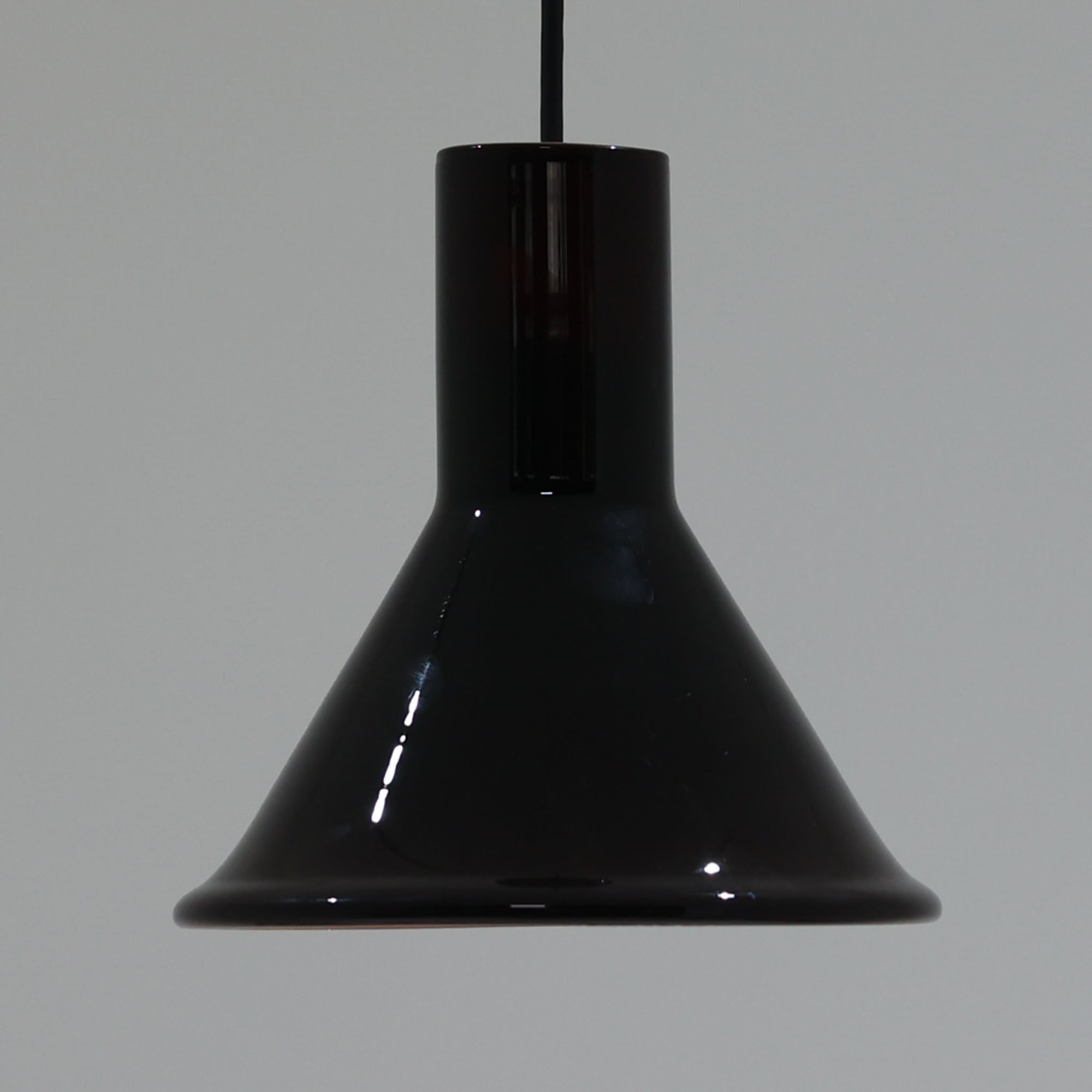 北欧より買い付けた、ホルムガード社製(現Royal Copenhagen)ビンテージランプです。照明部分はデンマークを代表する照明メーカーFog & Morup社によって作成されています。Holmegaard 社のペンダントライトの中でも人気の「P&T PENDEL」シリーズで内と外側の2層の色味が特徴的です。消灯＆点灯時にそれぞれ違った表情を見せてくれる素敵なデザインです。