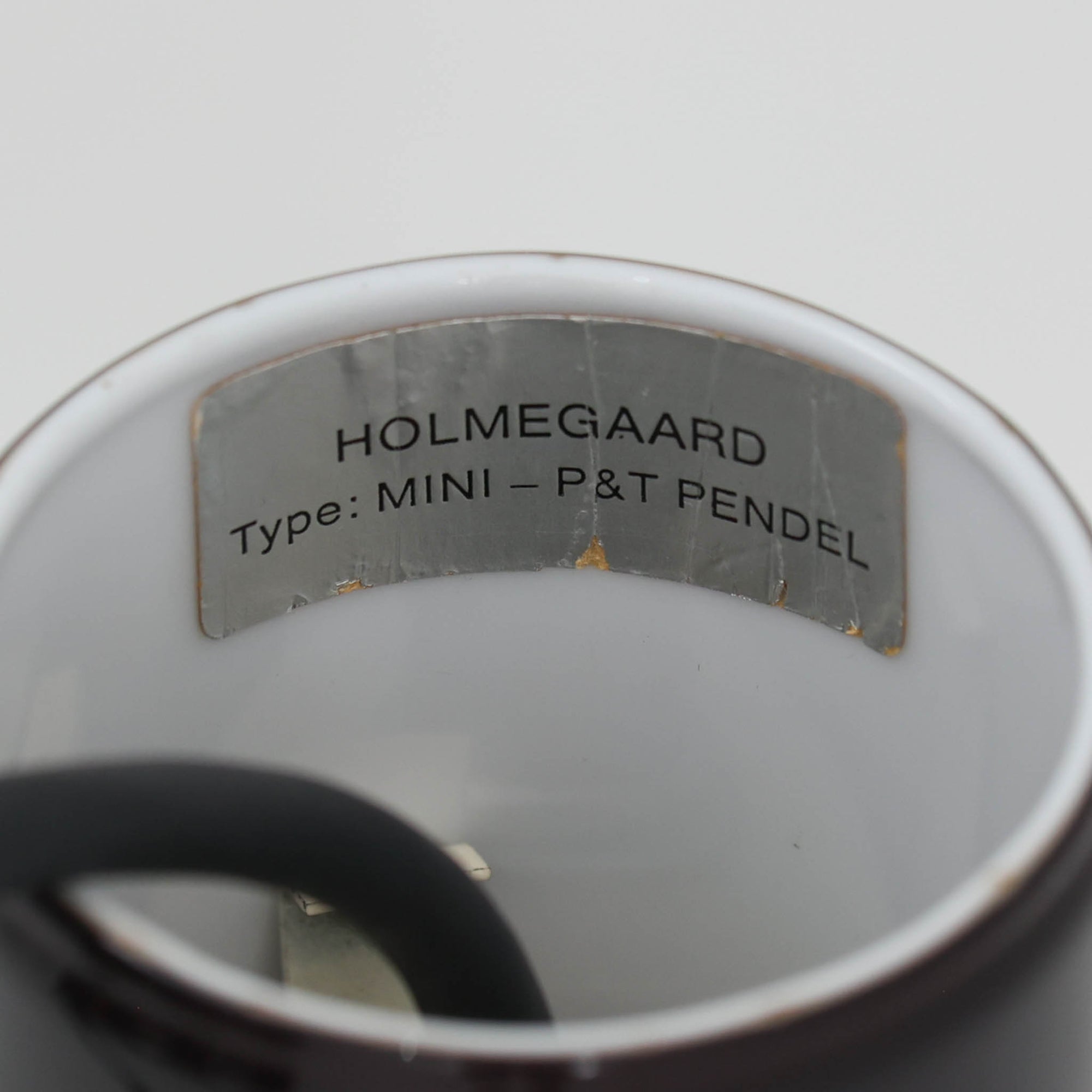 北欧より買い付けた、ホルムガード社製(現Royal Copenhagen)ビンテージランプです。照明部分はデンマークを代表する照明メーカーFog &amp; Morup社によって作成されています。Holmegaard 社のペンダントライトの中でも人気の「P&amp;T PENDEL」シリーズで内と外側の2層の色味が特徴的です。消灯＆点灯時にそれぞれ違った表情を見せてくれる素敵なデザインです。