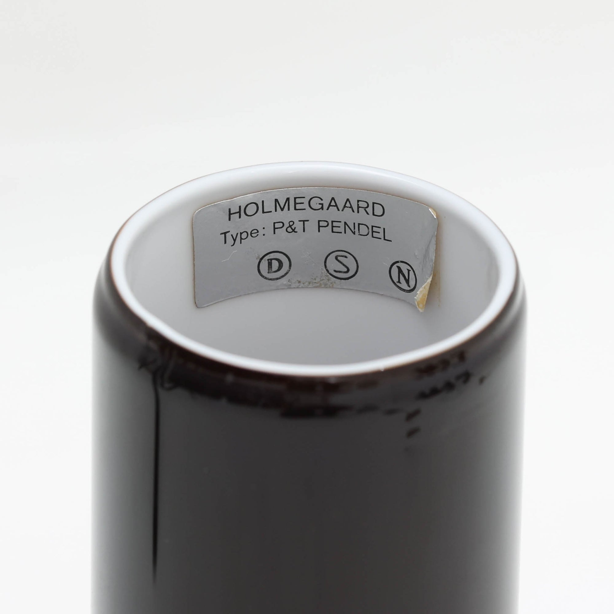 北欧より買い付けた、Holmgaard社製ビンテージランプです。照明部分はデンマークを代表する照明メーカーFog &amp; Morup社によって作成されています。Holmgaard社のペンダントライトの中でも人気の「P&amp;T PENDEL」シリーズで内と外側の2層の色味が特徴的です。消灯＆点灯時にそれぞれ違った表情を見せてくれる素敵なデザインです。