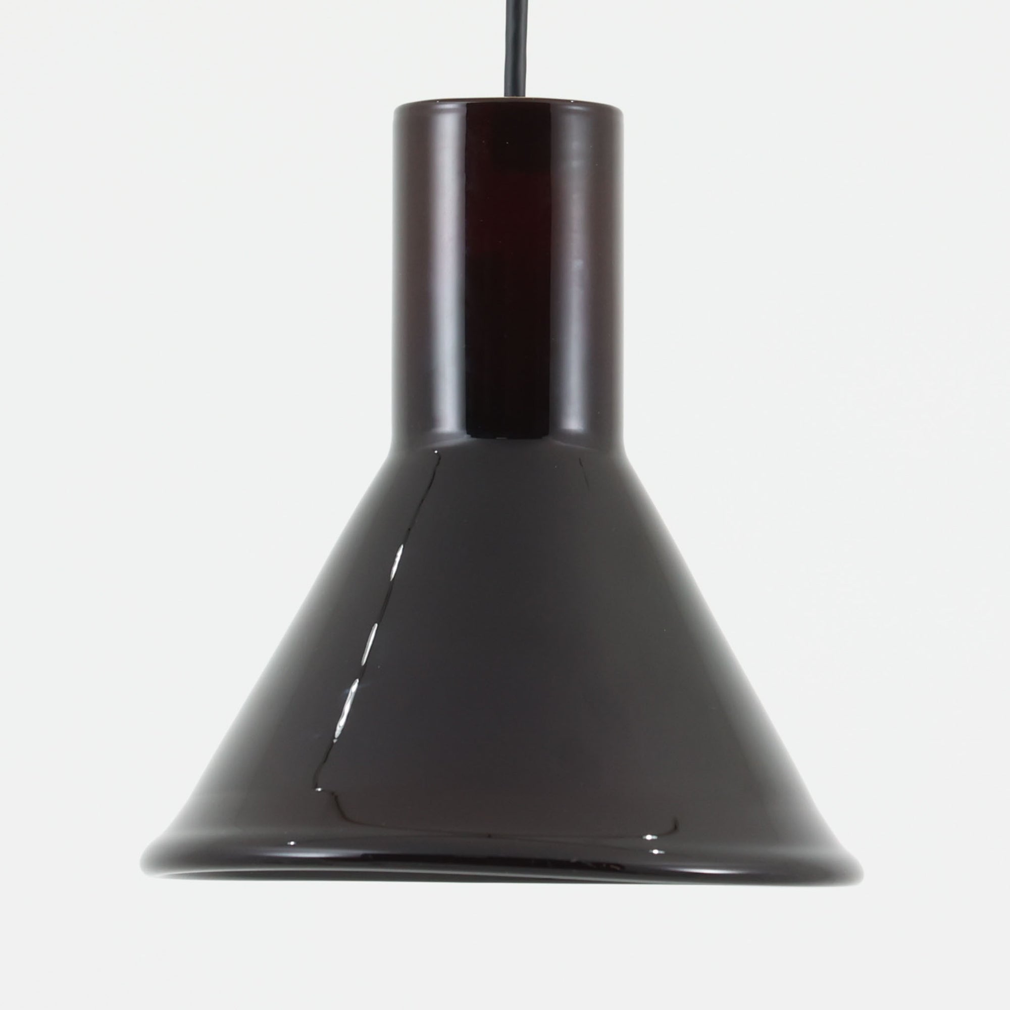 北欧より買い付けた、ホルムガード社製(現Royal Copenhagen)ビンテージランプです。照明部分はデンマークを代表する照明メーカーFog & Morup社によって作成されています。Holmegaard 社のペンダントライトの中でも人気の「P&T PENDEL」シリーズで内と外側の2層の色味が特徴的です。消灯＆点灯時にそれぞれ違った表情を見せてくれる素敵なデザインです。