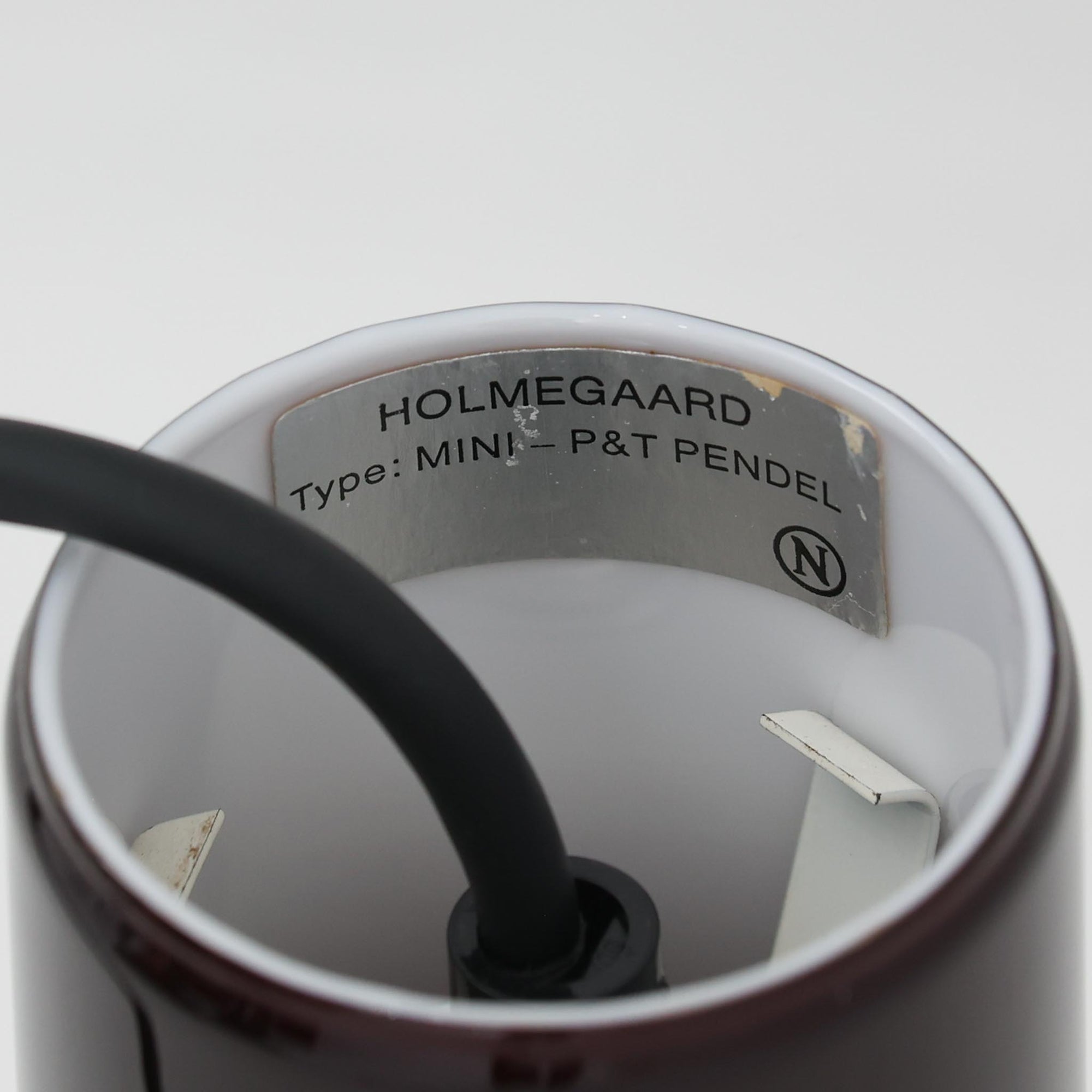 北欧より買い付けた、ホルムガード社製(現Royal Copenhagen)ビンテージランプです。照明部分はデンマークを代表する照明メーカーFog &amp; Morup社によって作成されています。Holmegaard 社のペンダントライトの中でも人気の「P&amp;T PENDEL」シリーズで内と外側の2層の色味が特徴的です。消灯＆点灯時にそれぞれ違った表情を見せてくれる素敵なデザインです。
