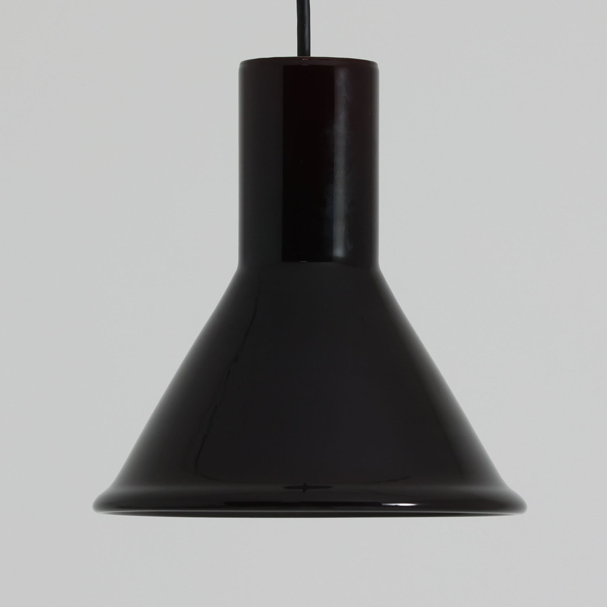 北欧より買い付けた、ホルムガード社製(現Royal Copenhagen)ビンテージランプです。照明部分はデンマークを代表する照明メーカーFog & Morup社によって作成されています。Holmegaard 社のペンダントライトの中でも人気の「P&T PENDEL」シリーズで内と外側の2層の色味が特徴的です。消灯＆点灯時にそれぞれ違った表情を見せてくれる素敵なデザインです。