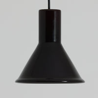 北欧より買い付けた、ホルムガード社製(現Royal Copenhagen)ビンテージランプです。照明部分はデンマークを代表する照明メーカーFog & Morup社によって作成されています。Holmegaard 社のペンダントライトの中でも人気の「P&T PENDEL」シリーズで内と外側の2層の色味が特徴的です。消灯＆点灯時にそれぞれ違った表情を見せてくれる素敵なデザインです。