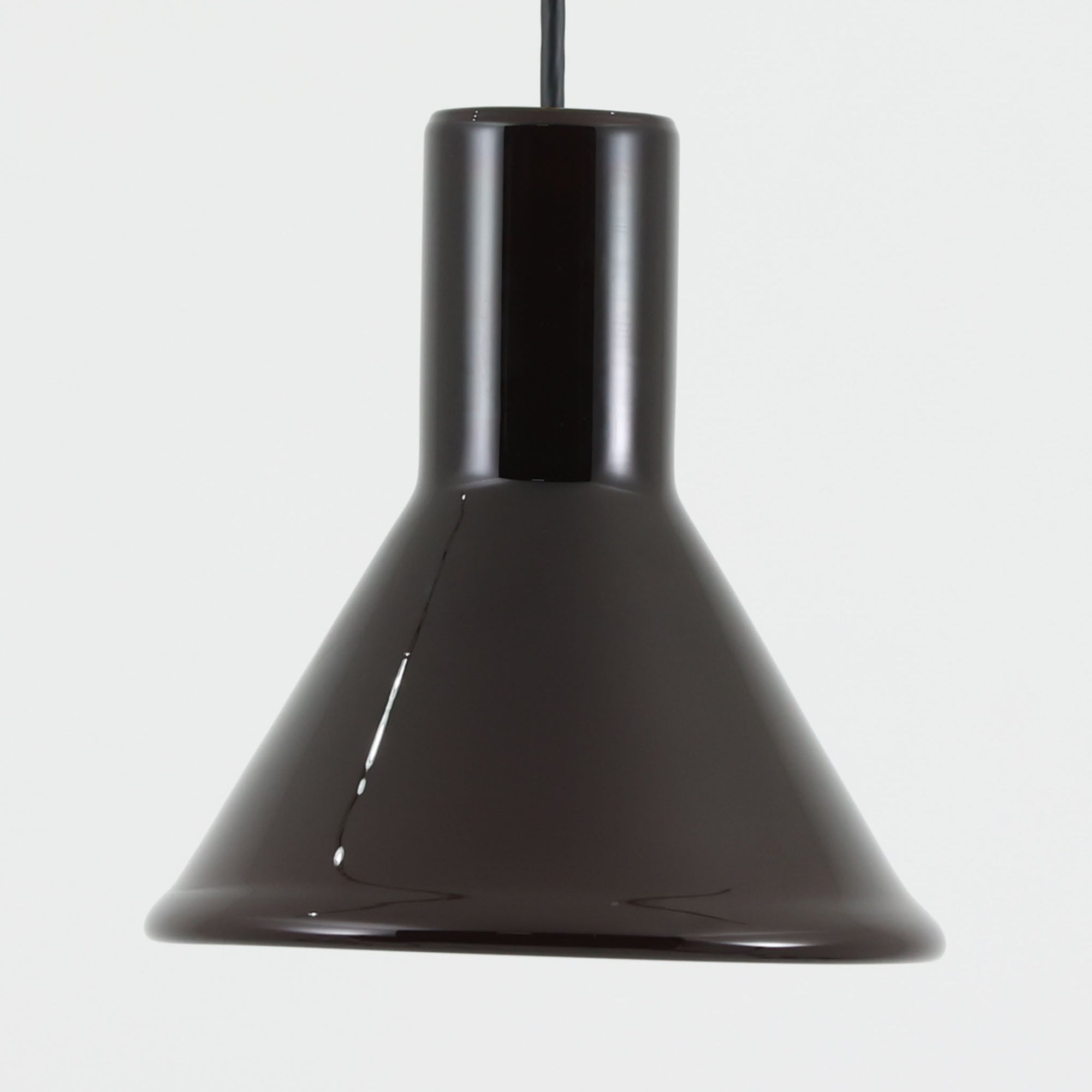 北欧より買い付けた、ホルムガード社製(現Royal Copenhagen)ビンテージランプです。照明部分はデンマークを代表する照明メーカーFog & Morup社によって作成されています。Holmegaard 社のペンダントライトの中でも人気の「P&T PENDEL」シリーズで内と外側の2層の色味が特徴的です。消灯＆点灯時にそれぞれ違った表情を見せてくれる素敵なデザインです。