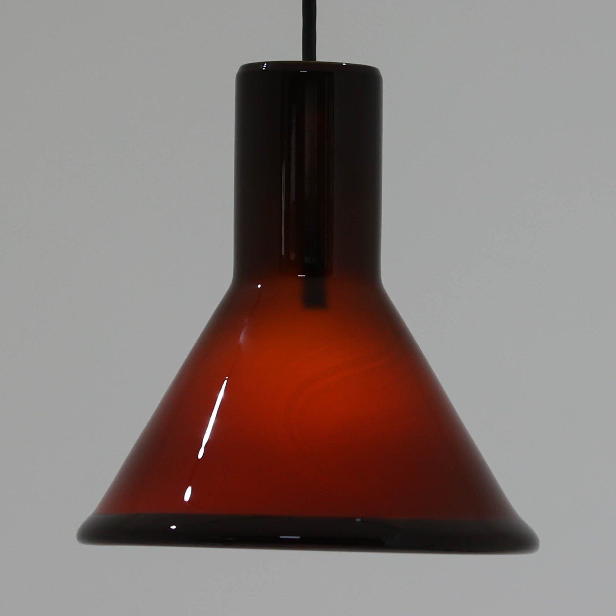 北欧より買い付けた、ホルムガード社製(現Royal Copenhagen)ビンテージランプです。照明部分はデンマークを代表する照明メーカーFog & Morup社によって作成されています。Holmegaard 社のペンダントライトの中でも人気の「P&T PENDEL」シリーズで内と外側の2層の色味が特徴的です。消灯＆点灯時にそれぞれ違った表情を見せてくれる素敵なデザインです。