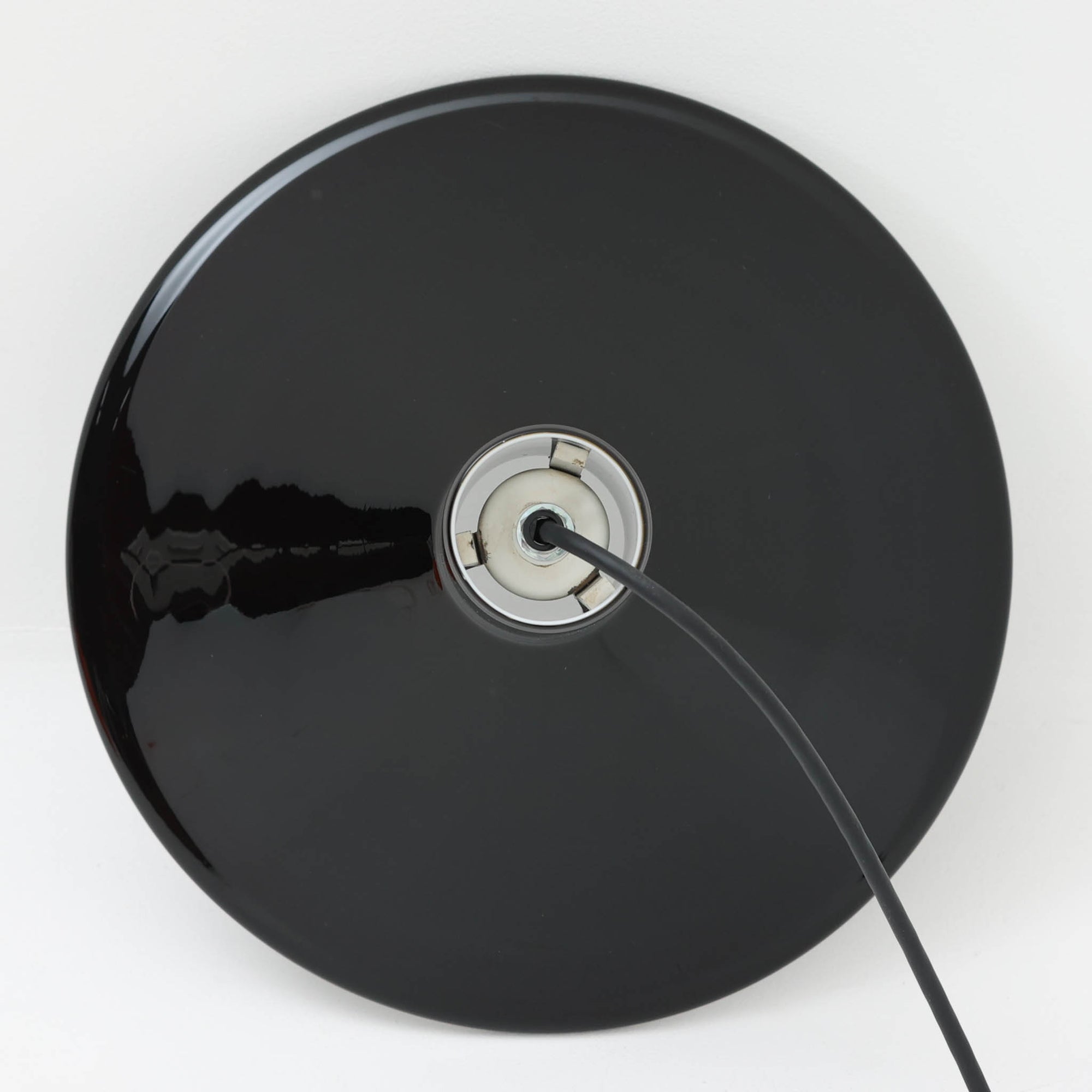 北欧より買い付けた、Holmgaard社製ビンテージランプです。照明部分はデンマークを代表する照明メーカーFog &amp; Morup社によって作成されています。Holmgaard社のペンダントライトの中でも人気の「P&amp;T PENDEL」シリーズで内と外側の2層の色味が特徴的です。消灯＆点灯時にそれぞれ違った表情を見せてくれる素敵なデザインです。