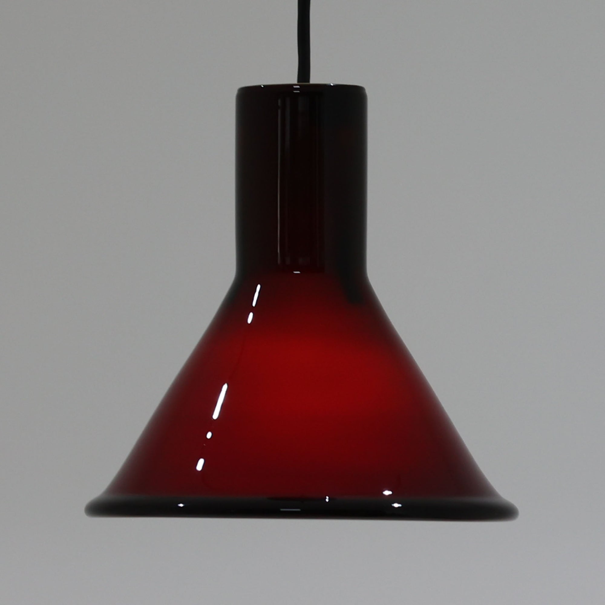 北欧より買い付けた、ホルムガード社製(現Royal Copenhagen)ビンテージランプです。照明部分はデンマークを代表する照明メーカーFog &amp; Morup社によって作成されています。Holmegaard 社のペンダントライトの中でも人気の「P&amp;T PENDEL」シリーズで内と外側の2層の色味が特徴的です。消灯＆点灯時にそれぞれ違った表情を見せてくれる素敵なデザインです。