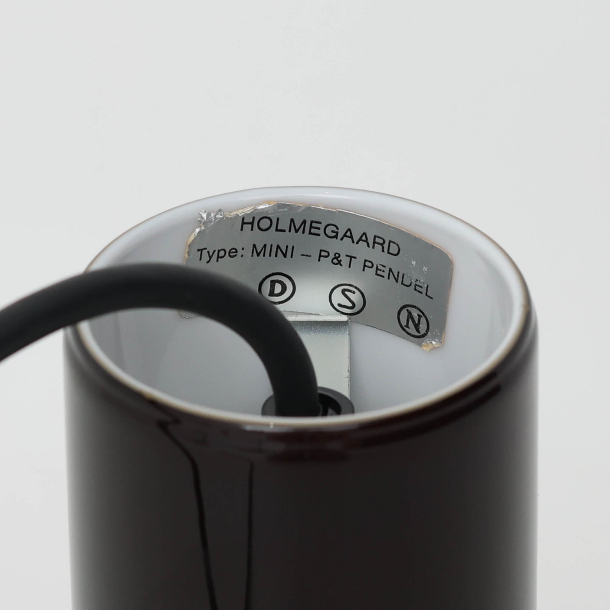 北欧より買い付けた、ホルムガード社製(現Royal Copenhagen)ビンテージランプです。照明部分はデンマークを代表する照明メーカーFog &amp; Morup社によって作成されています。Holmegaard 社のペンダントライトの中でも人気の「P&amp;T PENDEL」シリーズで内と外側の2層の色味が特徴的です。消灯＆点灯時にそれぞれ違った表情を見せてくれる素敵なデザインです。