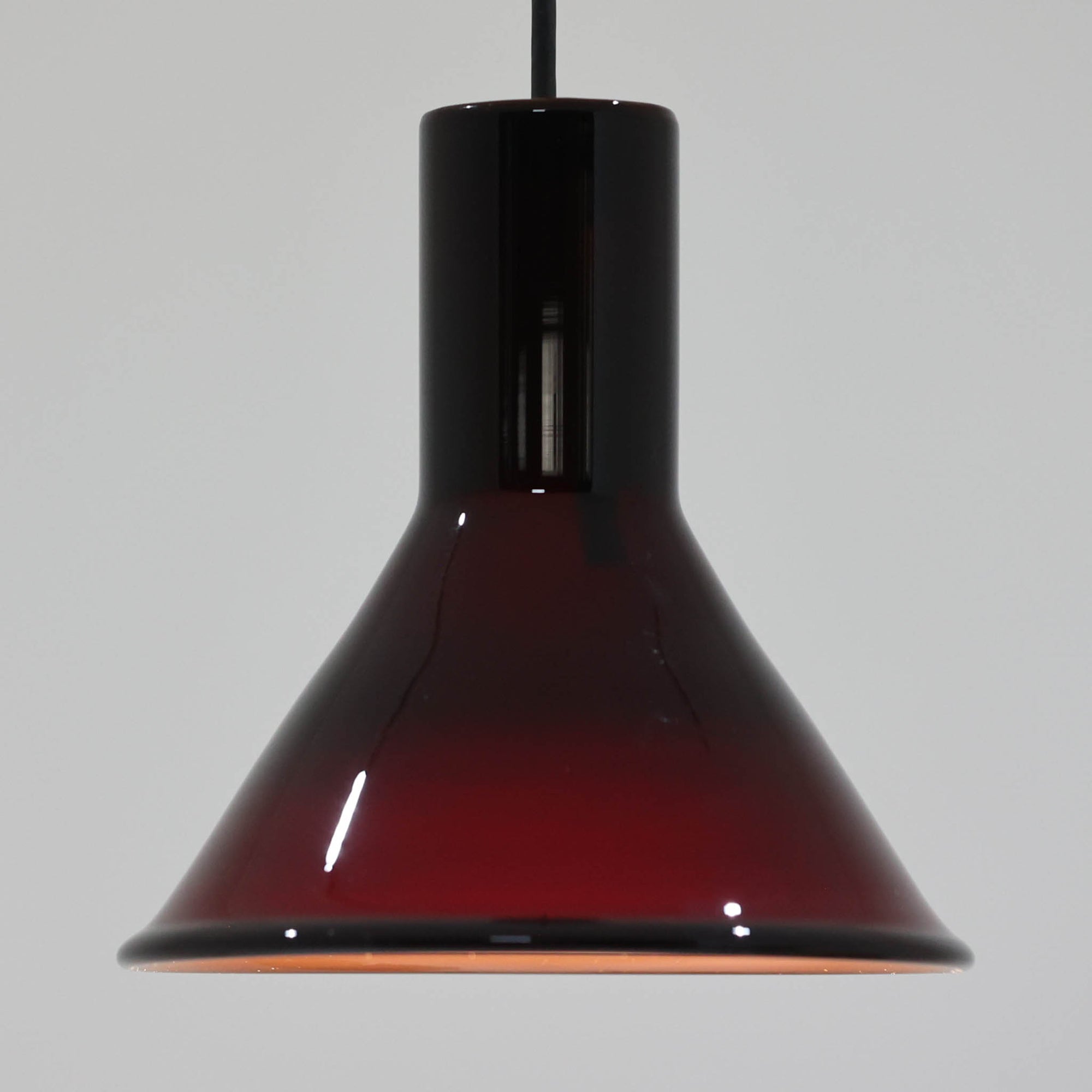 北欧より買い付けた、ホルムガード社製(現Royal Copenhagen)ビンテージランプです。照明部分はデンマークを代表する照明メーカーFog & Morup社によって作成されています。Holmegaard 社のペンダントライトの中でも人気の「P&T PENDEL」シリーズで内と外側の2層の色味が特徴的です。消灯＆点灯時にそれぞれ違った表情を見せてくれる素敵なデザインです。