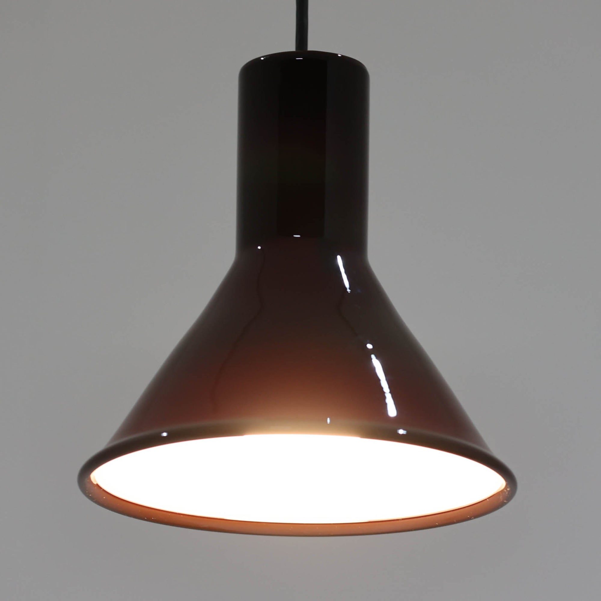 北欧より買い付けた、ホルムガード社製(現Royal Copenhagen)ビンテージランプです。照明部分はデンマークを代表する照明メーカーFog &amp; Morup社によって作成されています。Holmegaard 社のペンダントライトの中でも人気の「P&amp;T PENDEL」シリーズで内と外側の2層の色味が特徴的です。消灯＆点灯時にそれぞれ違った表情を見せてくれる素敵なデザインです。