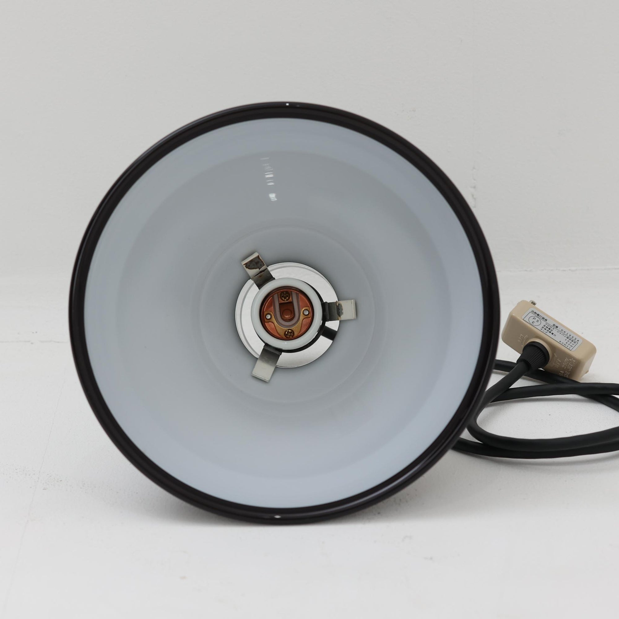 北欧より買い付けた、ホルムガード社製(現Royal Copenhagen)ビンテージランプです。照明部分はデンマークを代表する照明メーカーFog &amp; Morup社によって作成されています。Holmegaard 社のペンダントライトの中でも人気の「P&amp;T PENDEL」シリーズで内と外側の2層の色味が特徴的です。消灯＆点灯時にそれぞれ違った表情を見せてくれる素敵なデザインです。