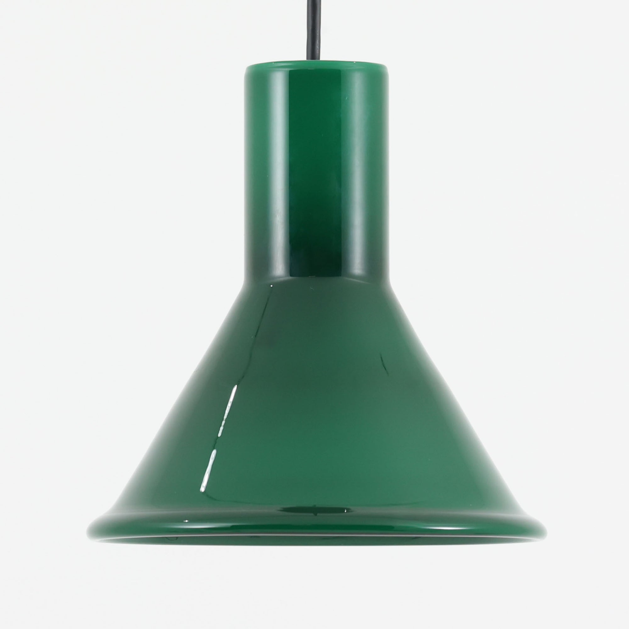 北欧より買い付けた、ホルムガード社製(現Royal Copenhagen)ビンテージランプです。照明部分はデンマークを代表する照明メーカーFog & Morup社によって作成されています。Holmegaard 社のペンダントライトの中でも人気の「P&T PENDEL」シリーズで内と外側の2層の色味が特徴的です。消灯＆点灯時にそれぞれ違った表情を見せてくれる素敵なデザインです。