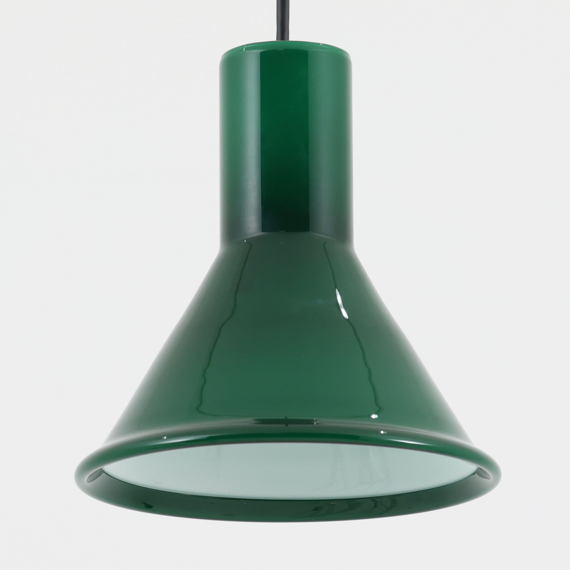北欧より買い付けた、ホルムガード社製(現Royal Copenhagen)ビンテージランプです。照明部分はデンマークを代表する照明メーカーFog &amp; Morup社によって作成されています。Holmegaard 社のペンダントライトの中でも人気の「P&amp;T PENDEL」シリーズで内と外側の2層の色味が特徴的です。消灯＆点灯時にそれぞれ違った表情を見せてくれる素敵なデザインです。