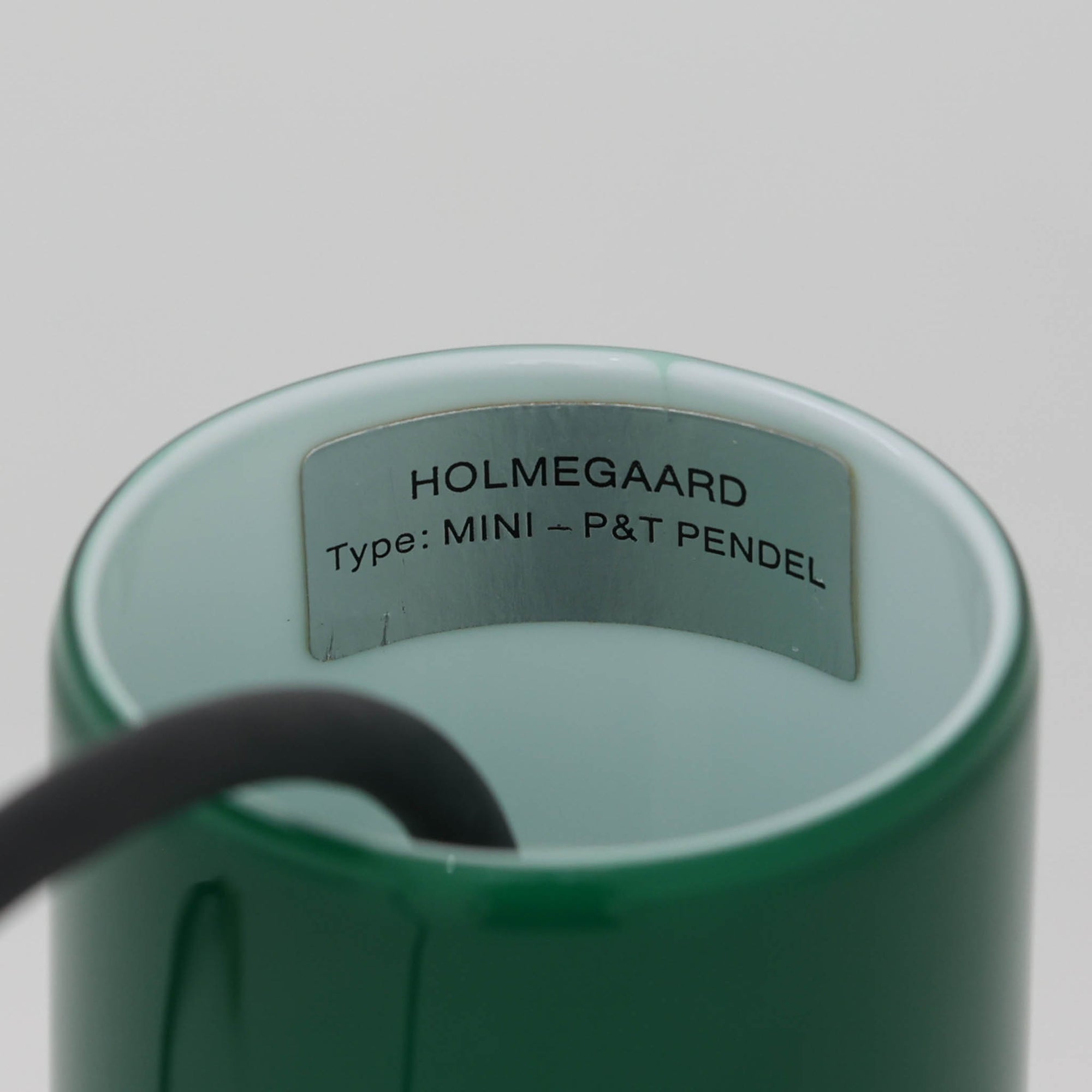 北欧より買い付けた、ホルムガード社製(現Royal Copenhagen)ビンテージランプです。照明部分はデンマークを代表する照明メーカーFog &amp; Morup社によって作成されています。Holmegaard 社のペンダントライトの中でも人気の「P&amp;T PENDEL」シリーズで内と外側の2層の色味が特徴的です。消灯＆点灯時にそれぞれ違った表情を見せてくれる素敵なデザインです。