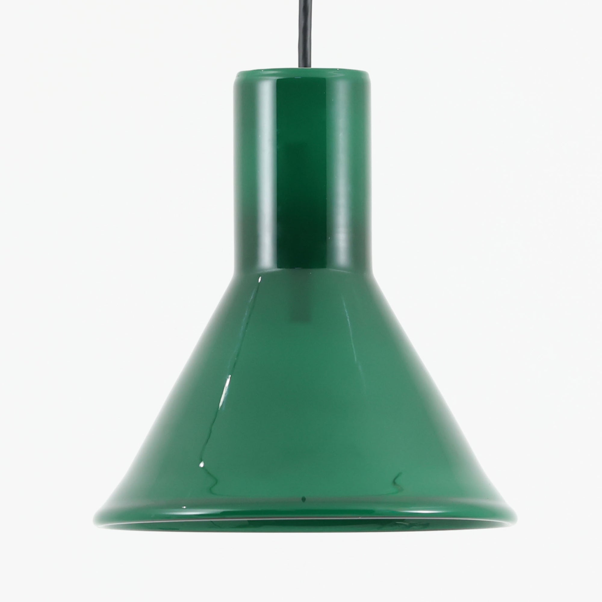 北欧より買い付けた、ホルムガード社製(現Royal Copenhagen)ビンテージランプです。照明部分はデンマークを代表する照明メーカーFog & Morup社によって作成されています。Holmegaard 社のペンダントライトの中でも人気の「P&T PENDEL」シリーズで内と外側の2層の色味が特徴的です。消灯＆点灯時にそれぞれ違った表情を見せてくれる素敵なデザインです。