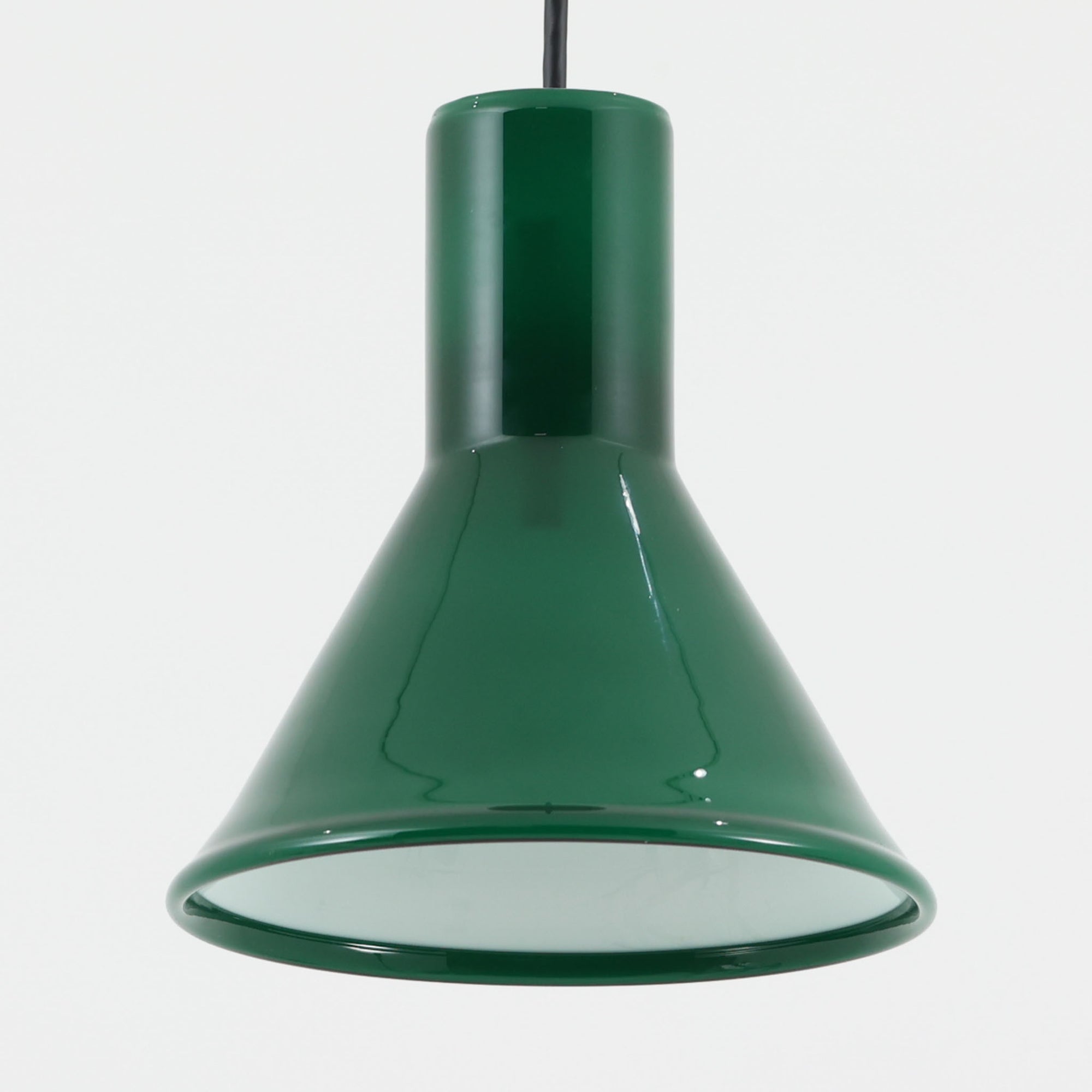 北欧より買い付けた、ホルムガード社製(現Royal Copenhagen)ビンテージランプです。照明部分はデンマークを代表する照明メーカーFog &amp; Morup社によって作成されています。Holmegaard 社のペンダントライトの中でも人気の「P&amp;T PENDEL」シリーズで内と外側の2層の色味が特徴的です。消灯＆点灯時にそれぞれ違った表情を見せてくれる素敵なデザインです。