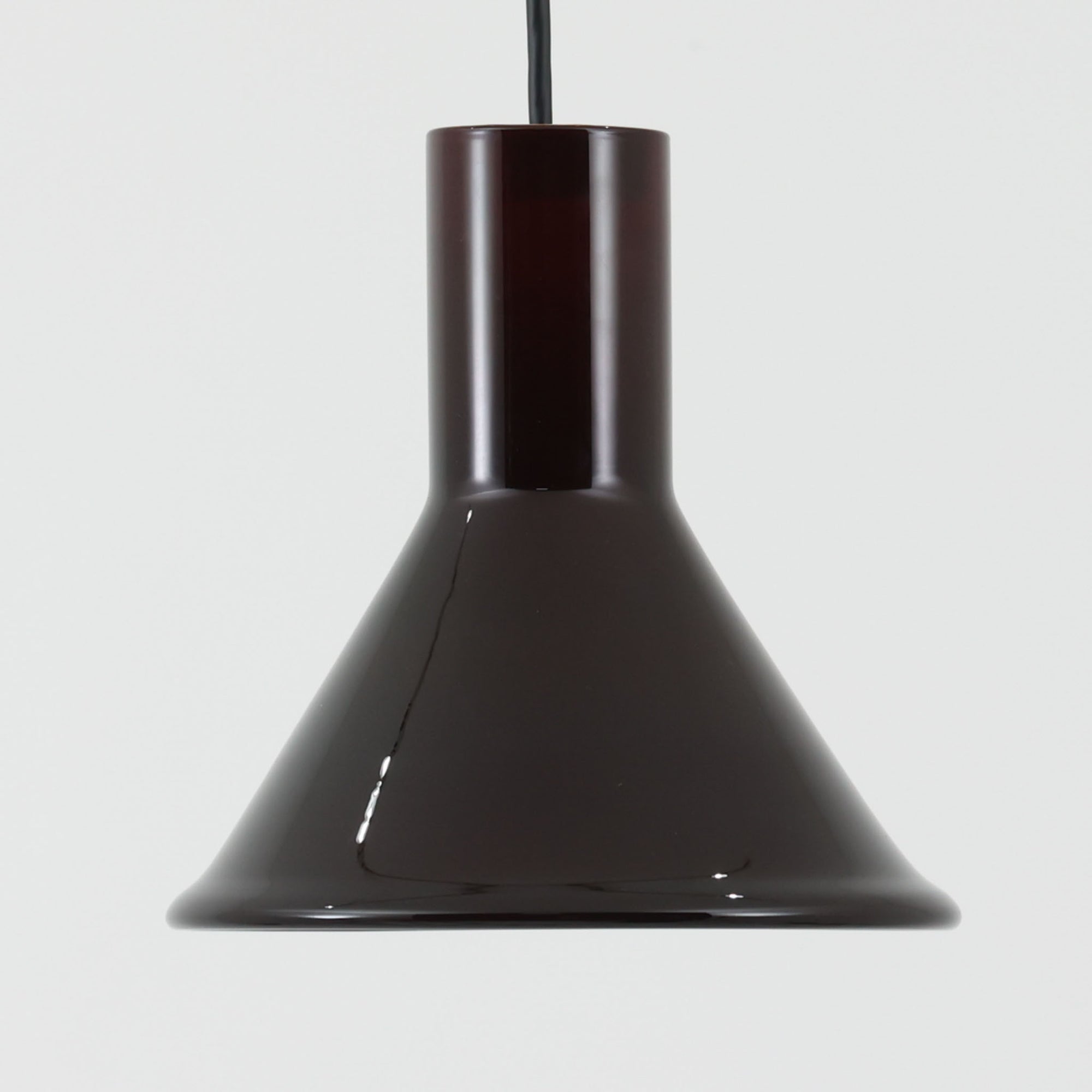 北欧より買い付けた、ホルムガード社製(現Royal Copenhagen)ビンテージランプです。照明部分はデンマークを代表する照明メーカーFog &amp; Morup社によって作成されています。Holmegaard 社のペンダントライトの中でも人気の「P&amp;T PENDEL」シリーズで内と外側の2層の色味が特徴的です。消灯＆点灯時にそれぞれ違った表情を見せてくれる素敵なデザインです。