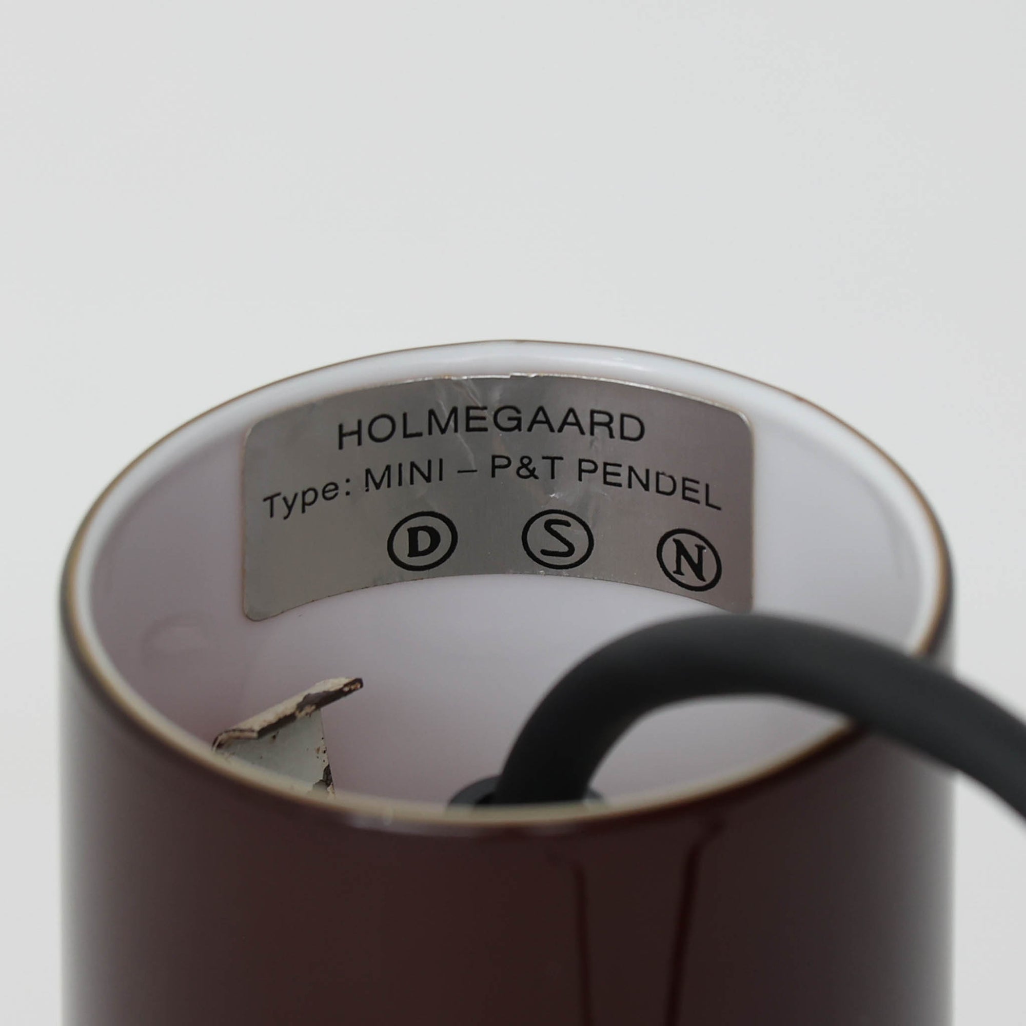 北欧より買い付けた、ホルムガード社製(現Royal Copenhagen)ビンテージランプです。照明部分はデンマークを代表する照明メーカーFog &amp; Morup社によって作成されています。Holmegaard 社のペンダントライトの中でも人気の「P&amp;T PENDEL」シリーズで内と外側の2層の色味が特徴的です。消灯＆点灯時にそれぞれ違った表情を見せてくれる素敵なデザインです。
