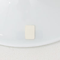 Michael BangがデザインしたMandarinペンダントライトです。Holmegaardならではの高品質なガラスを用いた美しいフォルムが特徴で、滑らかに広がるシェードと細く立ち上がるネック部分が軽やかで洗練された印象を与えます。乳白色ガラスを通して放たれる柔らかな光は空間全体を穏やかに包み込み、ダイニングやカウンター、寝室など幅広いシーンで活躍します。扱いやすいサイズ感と、北欧デザイン黄金期を感じさせる造形美が魅力の希少なビンテージ照明です。