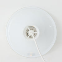 Michael BangがデザインしたMandarinペンダントライトです。Holmegaardならではの高品質なガラスを用いた美しいフォルムが特徴で、滑らかに広がるシェードと細く立ち上がるネック部分が軽やかで洗練された印象を与えます。乳白色ガラスを通して放たれる柔らかな光は空間全体を穏やかに包み込み、ダイニングやカウンター、寝室など幅広いシーンで活躍します。扱いやすいサイズ感と、北欧デザイン黄金期を感じさせる造形美が魅力の希少なビンテージ照明です。