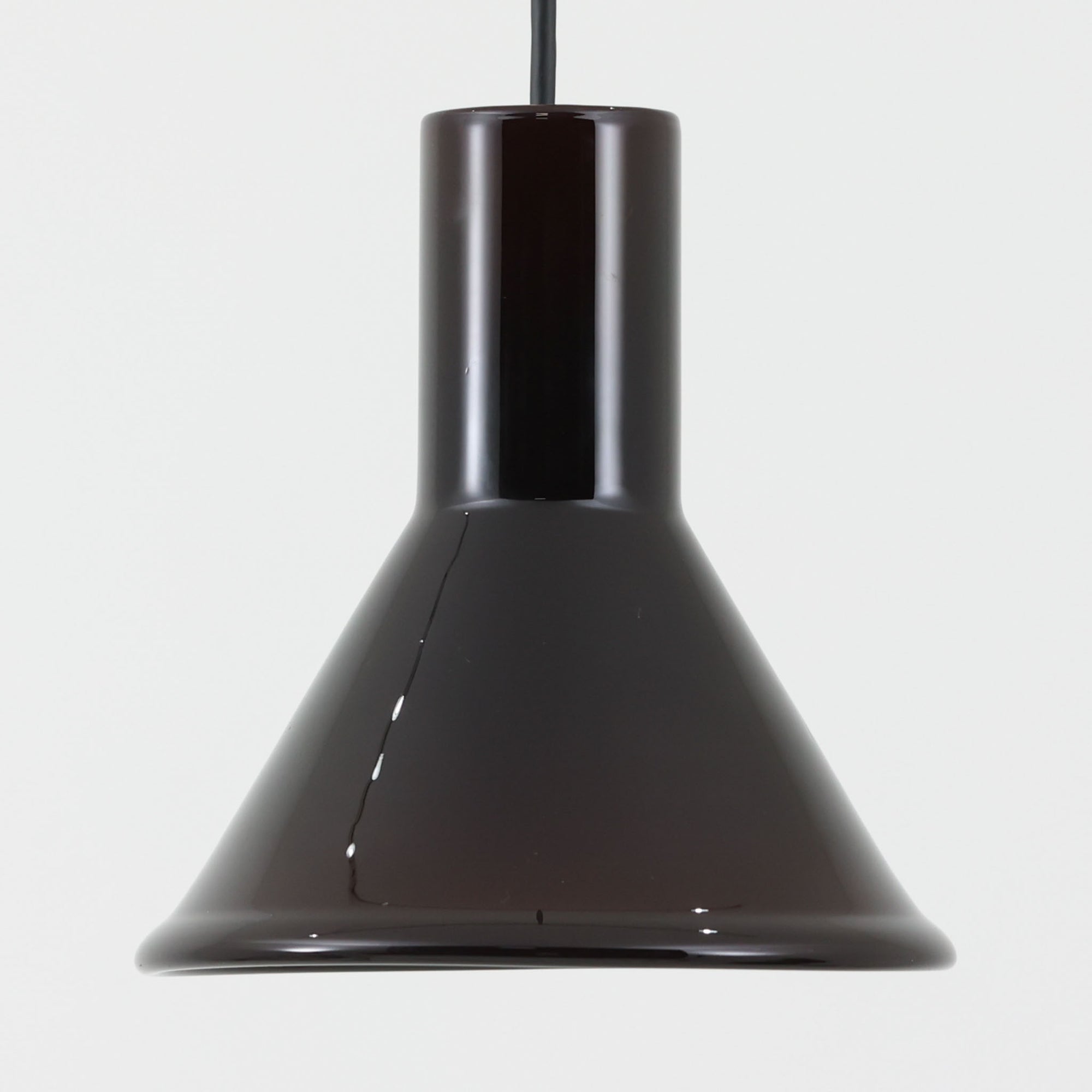 北欧より買い付けた、ホルムガード社製(現Royal Copenhagen)ビンテージランプです。照明部分はデンマークを代表する照明メーカーFog & Morup社によって作成されています。Holmegaard 社のペンダントライトの中でも人気の「P&T PENDEL」シリーズで内と外側の2層の色味が特徴的です。消灯＆点灯時にそれぞれ違った表情を見せてくれる素敵なデザインです。