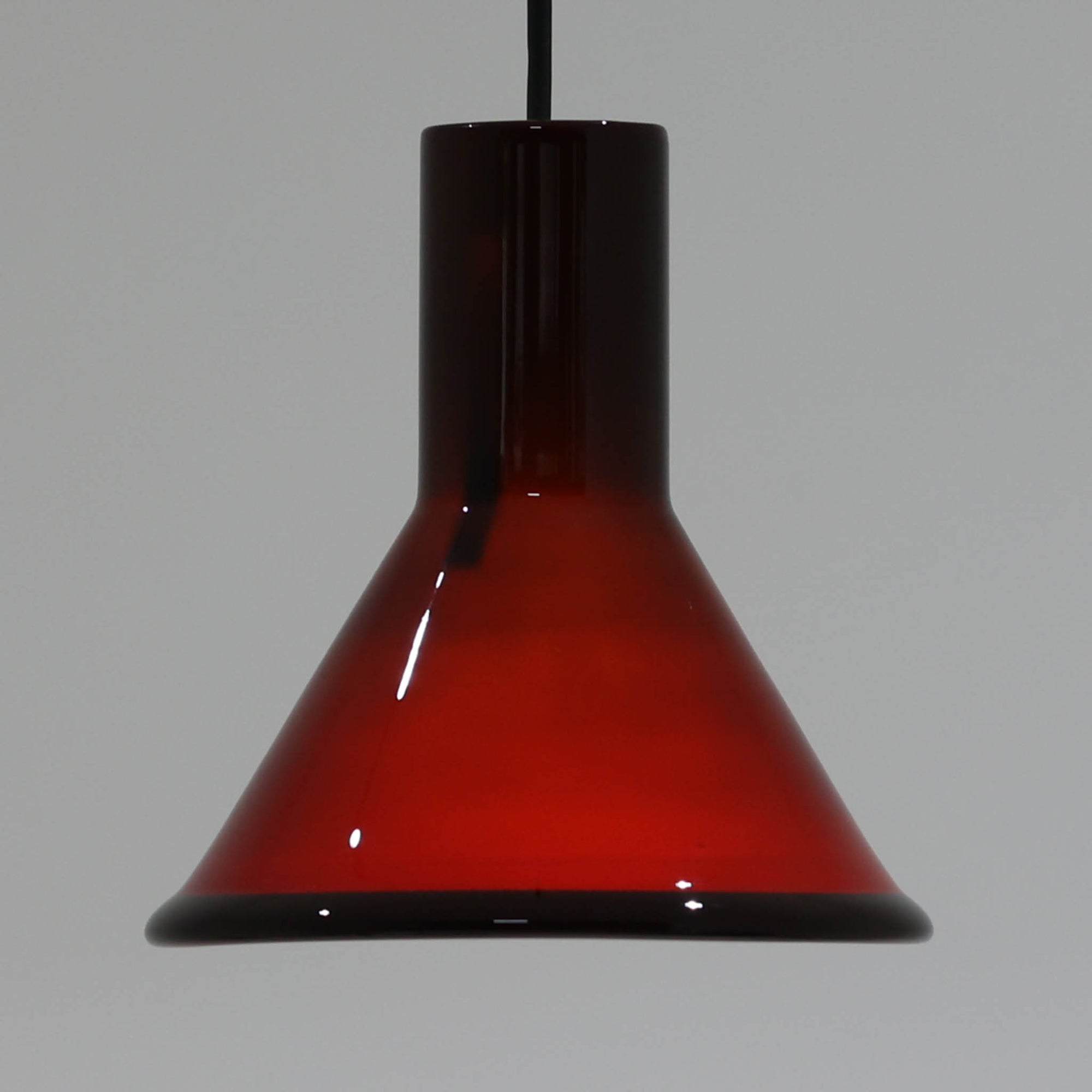北欧より買い付けた、ホルムガード社製(現Royal Copenhagen)ビンテージランプです。照明部分はデンマークを代表する照明メーカーFog & Morup社によって作成されています。Holmegaard 社のペンダントライトの中でも人気の「P&T PENDEL」シリーズで内と外側の2層の色味が特徴的です。消灯＆点灯時にそれぞれ違った表情を見せてくれる素敵なデザインです。