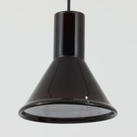 北欧より買い付けた、ホルムガード社製(現Royal Copenhagen)ビンテージランプです。照明部分はデンマークを代表する照明メーカーFog & Morup社によって作成されています。Holmegaard 社のペンダントライトの中でも人気の「P&T PENDEL」シリーズで内と外側の2層の色味が特徴的です。消灯＆点灯時にそれぞれ違った表情を見せてくれる素敵なデザインです。